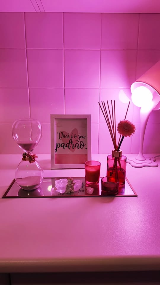 Recanto da sala de estética com ampulheta, velas e difusor